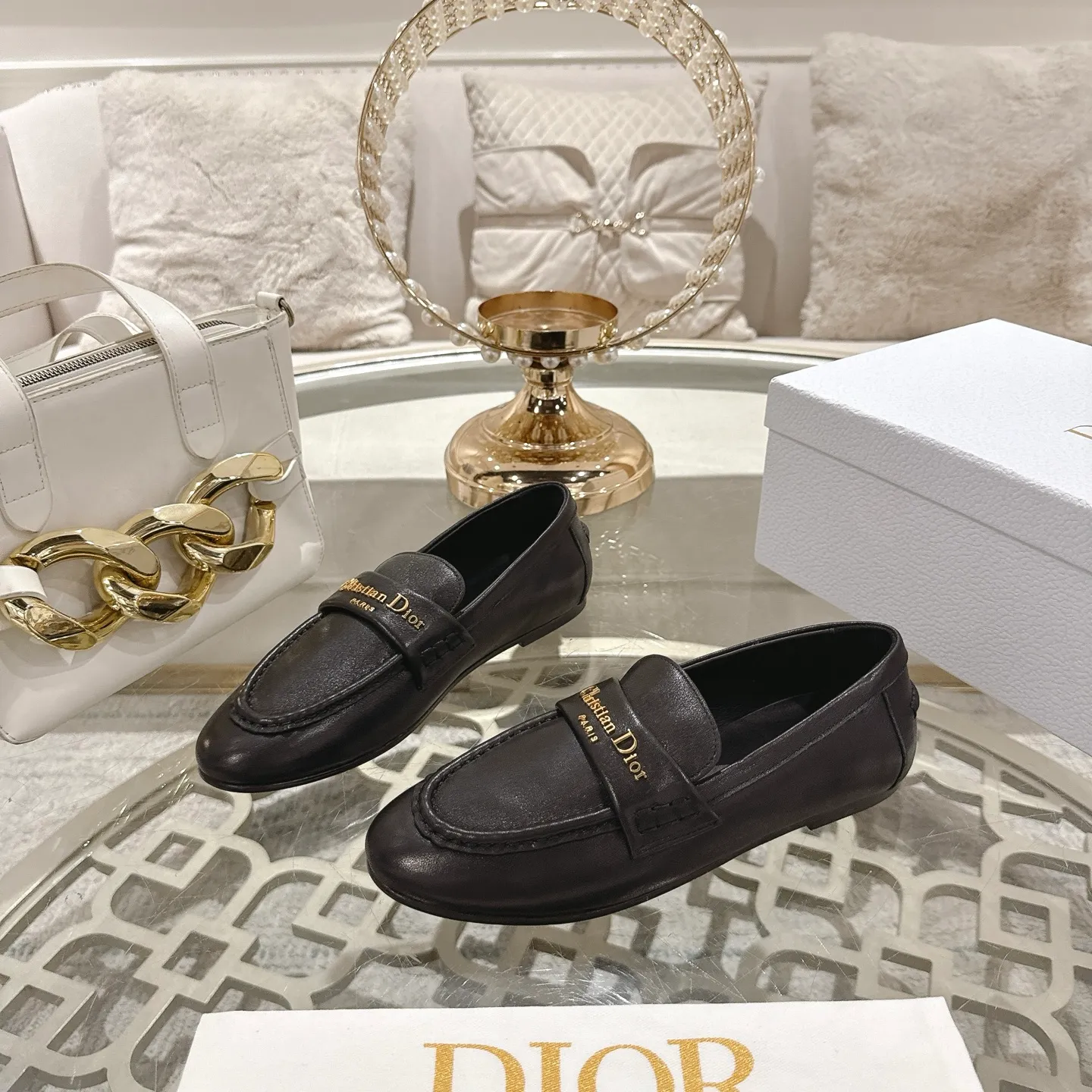 👟👟Ex-factory price 640👟👟 Dior Dior | 2025 ˢˢD Home 2025 spring and summer new products The latest popular slip-on letter buckle loafers series〰 Original purchase, development and production👍🏻This Dior loafer is carefully made of black smooth cow leather, and the front letter plate is decorated with a gold-toned Christian Dior Paris logo. Paired with a leather-injected outsole, it adds classic style to any casual look. Upper: original cowhide/cow suede, lining: cowhide, outsole: injection molded leather outsole imported from Italy, heel height: 1cm, size: 35-42 (customized at 40.41.42)